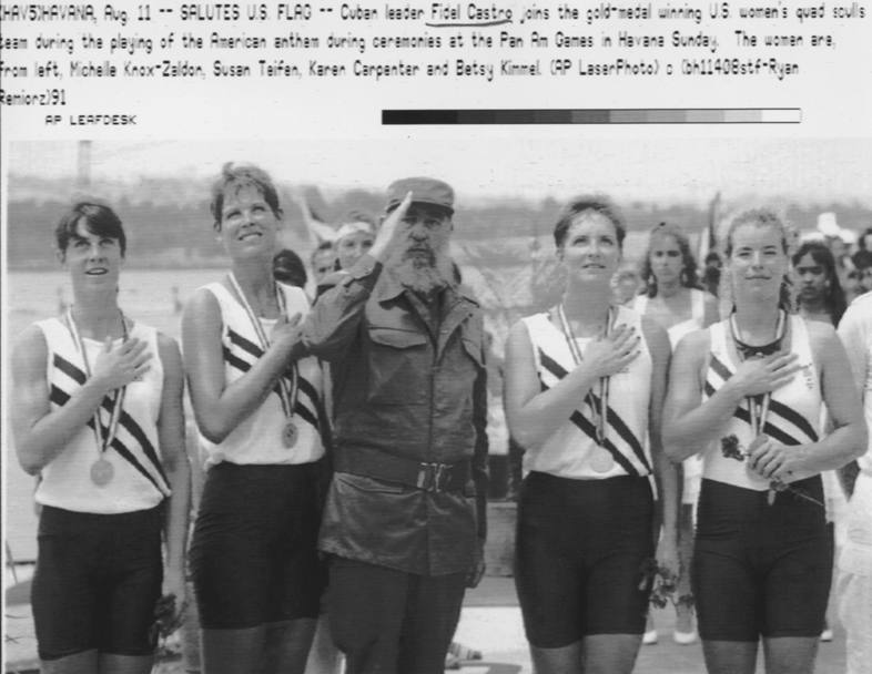 1991, Giochi panamericani: sull’attenti durante l’inno americano insieme alle atlete vincitrici della medaglia d’oro nel canottaggio. AP